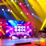 티비위키 최신 주소를 소개하는 현대적인 방송 세트
